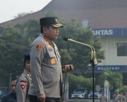 Kapolda Jatim Beri Penghargaan Kepada 59 Personel Polda dan Polres yang Beprestasi