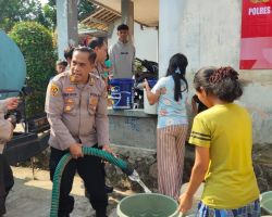 Tindaklanjuti Jumat Curhat, Polres Jember Salurkan Bantuan Air Bersih Untuk Warga