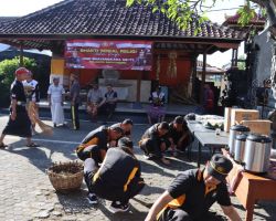 Bakti Religi Hari Bhayangkara ke 77, Polresta Banyuwangi Bersihkan Rumah Ibadah