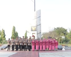 Peringati Hari Bhayangkara ke 77, Polda Jatim Ziarah di Taman Makam Pahlawan dan Tabur Bunga di Laut Jawa 