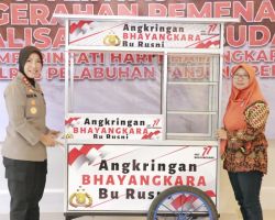 Polres Pelabuhan Tanjung Perak Salurkan Bantuan Gerobak Angkringan Bhayangkara ke Pelaku UMKM