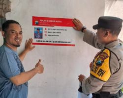 Maksimalkan Layanan, Polres Kediri Kota Pasang Stiker Indentitas Polisi RW