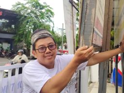 Pemasangan APK Langgar Etika, Papan Nama Kantor Perindo Ditutup Baliho Caleg