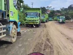 Jalan Rusak Parah Akibat Dilalui Truk Tambang, Warga Parung Panjang Mengadu ke DPR RI