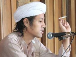 Dinilai Hina Guru Tua, Polri Didesak Segera Tangkap Puad Plered