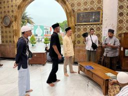 H.Mohammad Ali Zaini Pimpin Aksi Sedekah Takjil 100 Nasi Kotak Di Masjid Syaikhona Kholil Bangkalan