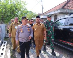 Kapolres Gresik Bersama Bupati Salurkan Bantuan untuk Korban Bencana Puting Beliung