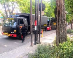 Jelang Sidang Perdana Kanjuruhan, Personil Brimob Polda Jatim Mensterilkan PN Surabaya