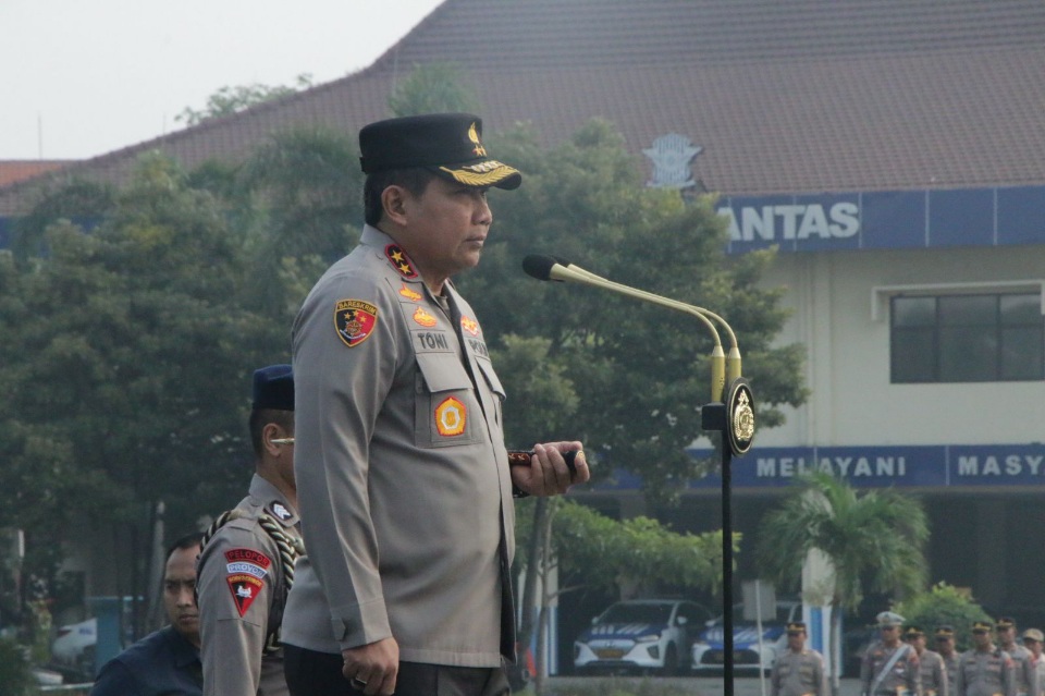Kapolda Jatim Beri Penghargaan Kepada 59 Personel Polda dan Polres yang Beprestasi