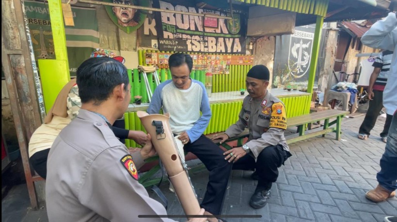 Hadir Beri Solusi, Polisi RW Surabaya Membuat Penjual Kopi Bisa Berjalan Lagi