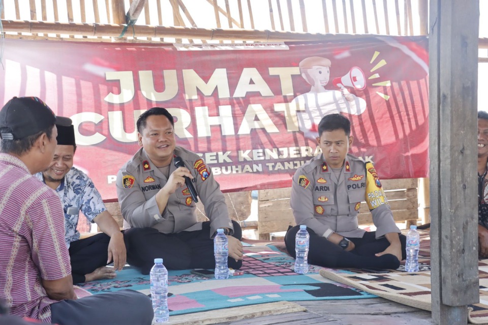 Jumat Curhat, Wakapolres Pelabuhan Tanjung Perak Dengar Aspirasi Warga Pesisir Kenjeran