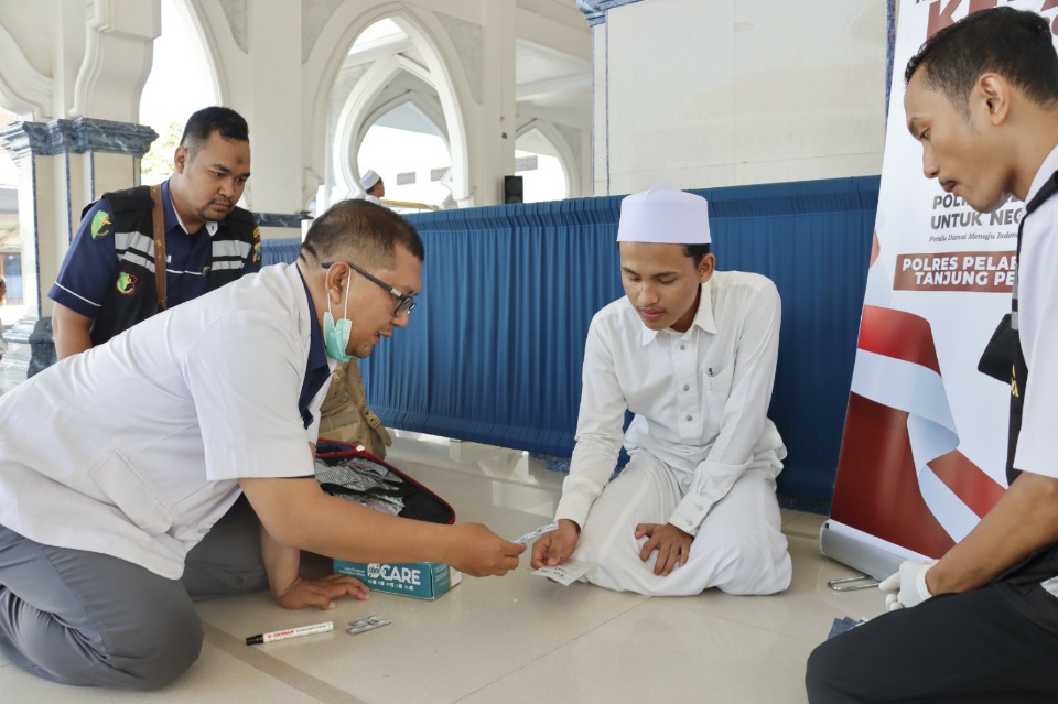Sambut HUT Bhayangkara ke 77, Polres Tanjung Perak Gelar Bakti Kesehatan Untuk Santri