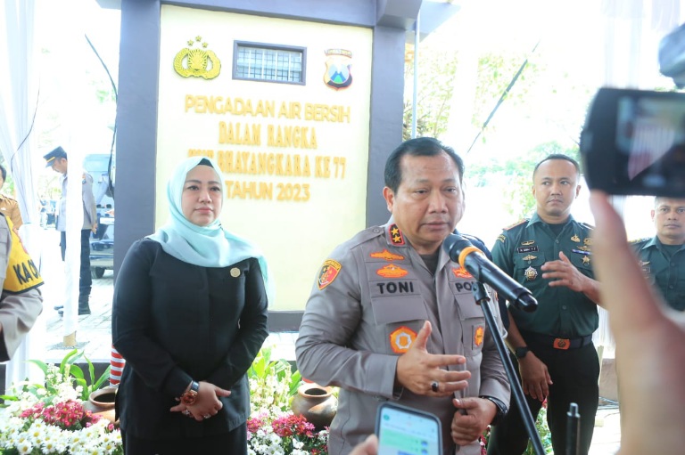 Sambut Hari Bhayangkara ke 77, Kapolda Jatim Salurkan Bantuan Air Bersih dan Bedah Rumah