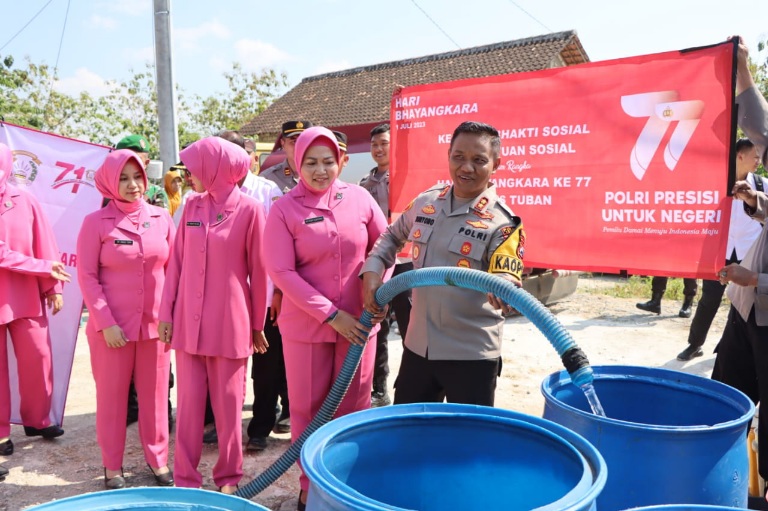 Polres Tuban Droping Air Bersih Untuk Warga di Pegunungan
