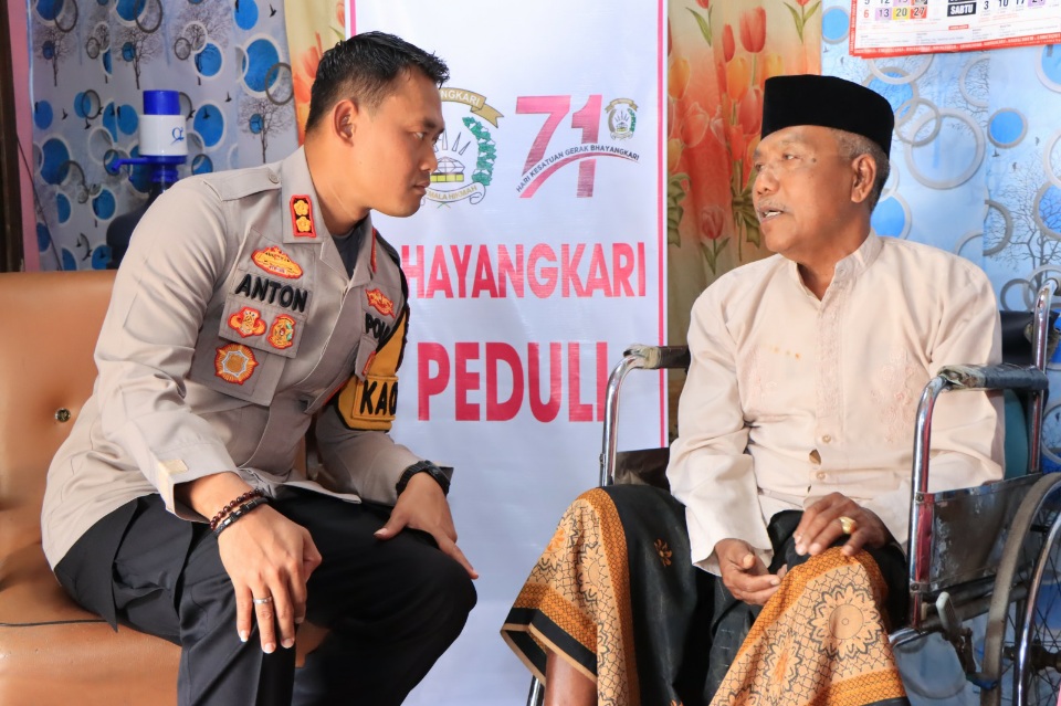 Kunjungi Anggota Sakit Menahun, Kapolres Madiun Beri Motivasi dan Santunan