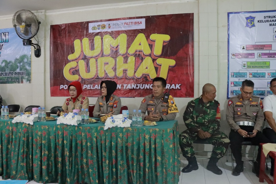 Jumat Curhat, Kapolres Pelabuhan Tanjung Perak Berbagi Paket Sembako ke Warga