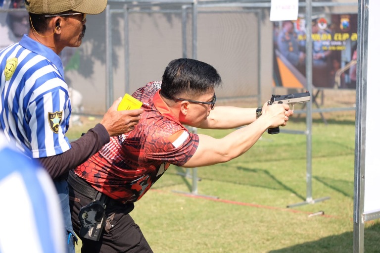 Hari Bhayangkara ke 77, Waka Polda Jatim Membuka Lomba Menembak Kapolda Cup 2023