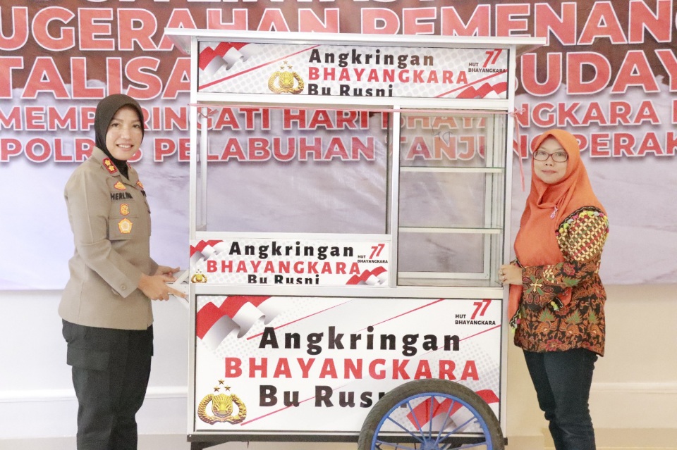 Polres Pelabuhan Tanjung Perak Salurkan Bantuan Gerobak Angkringan Bhayangkara ke Pelaku UMKM