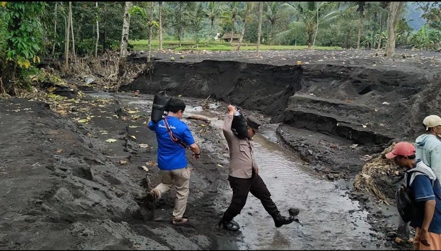 Polres Malang Distribusikan Bantuan Untuk Warga Terdampak Banjir Lahar Dingin 