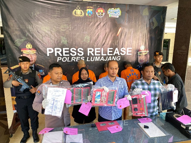 Polres Lumajang Berhasil Tangkap 4 Orang Palsukan Kartu Pajak E-Pasir 