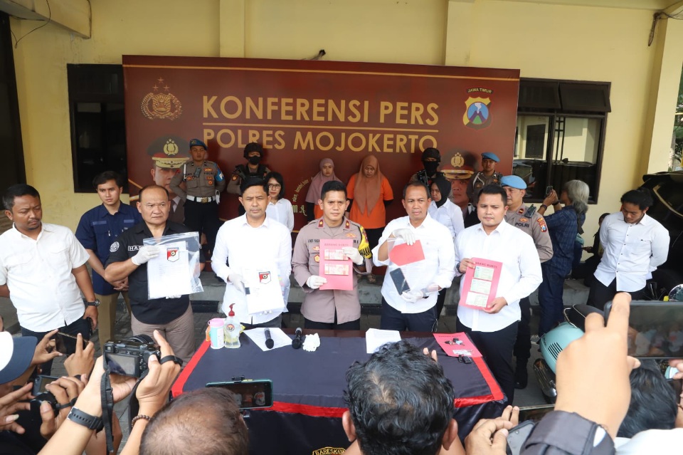Polres Mojokerto Bongkar Bisnis Arisan Online, Dua Wanita Cantik Rugikan Nasabah Rp3,7 M