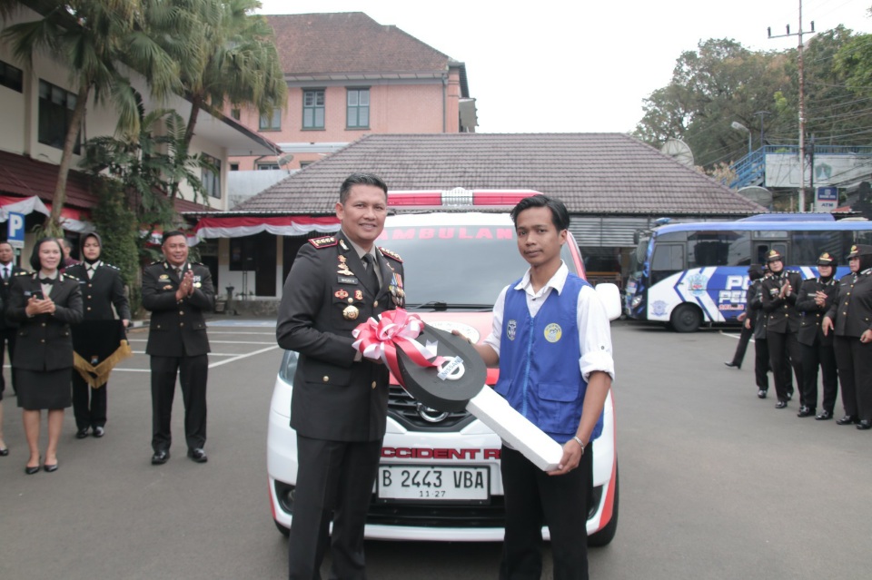 Wujudkan Kolaborasi Kemanusiaan, Polresta Malang Kota Serahkan Ambulans Makota Presisi