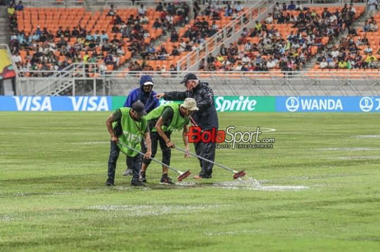 Genangan air di stadion JIS.