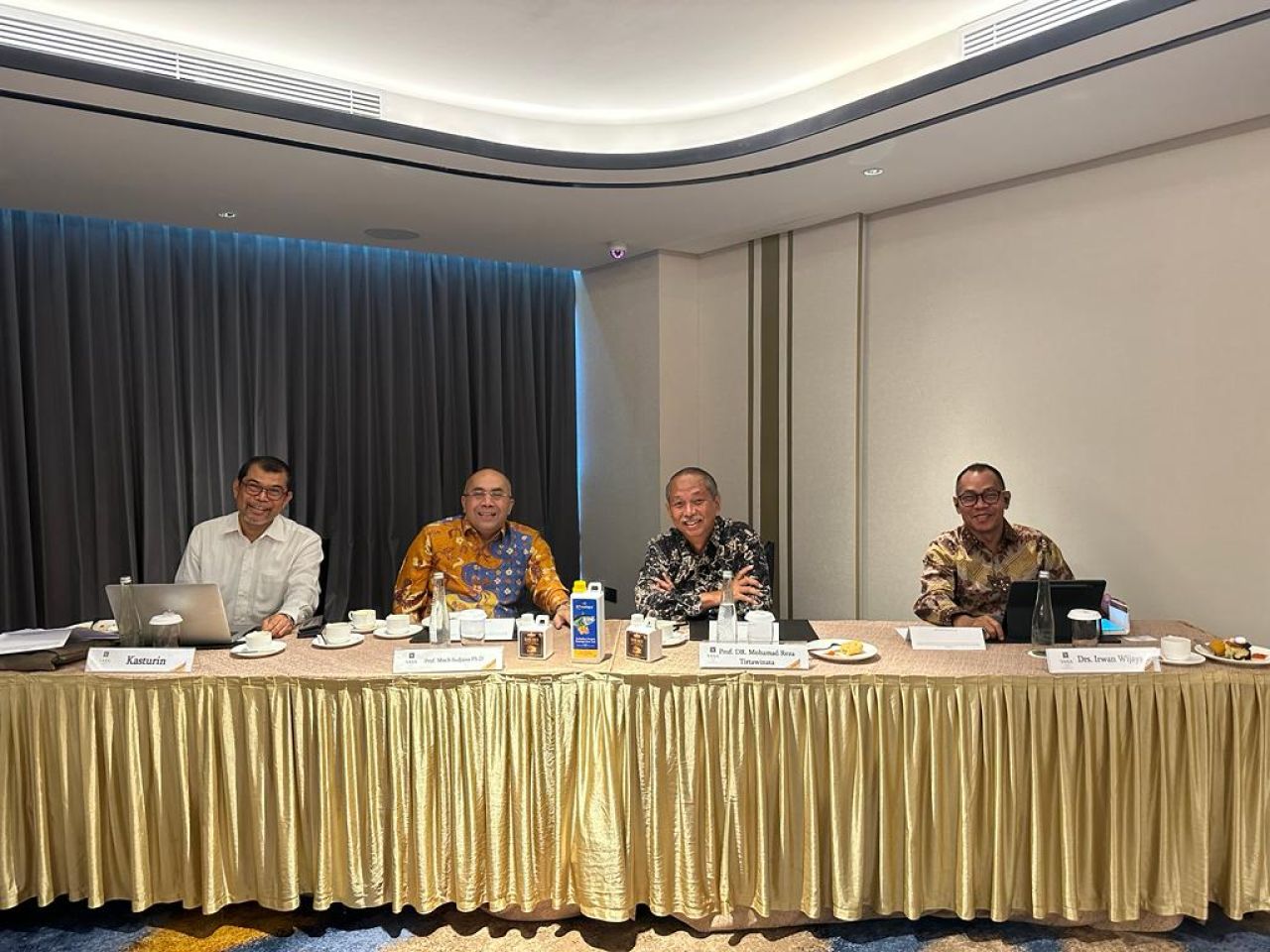 Dari kiri ke kanan, Kasturin (Ekonom), Prof. Muhammad Sudjana, PhD, Prof. Muhamad Reza Tirtawinata, Ketua  Dewan Usaha Kecil Menengah (UKM) Drs. Irwan Wijaya. (Foto: HiNews)