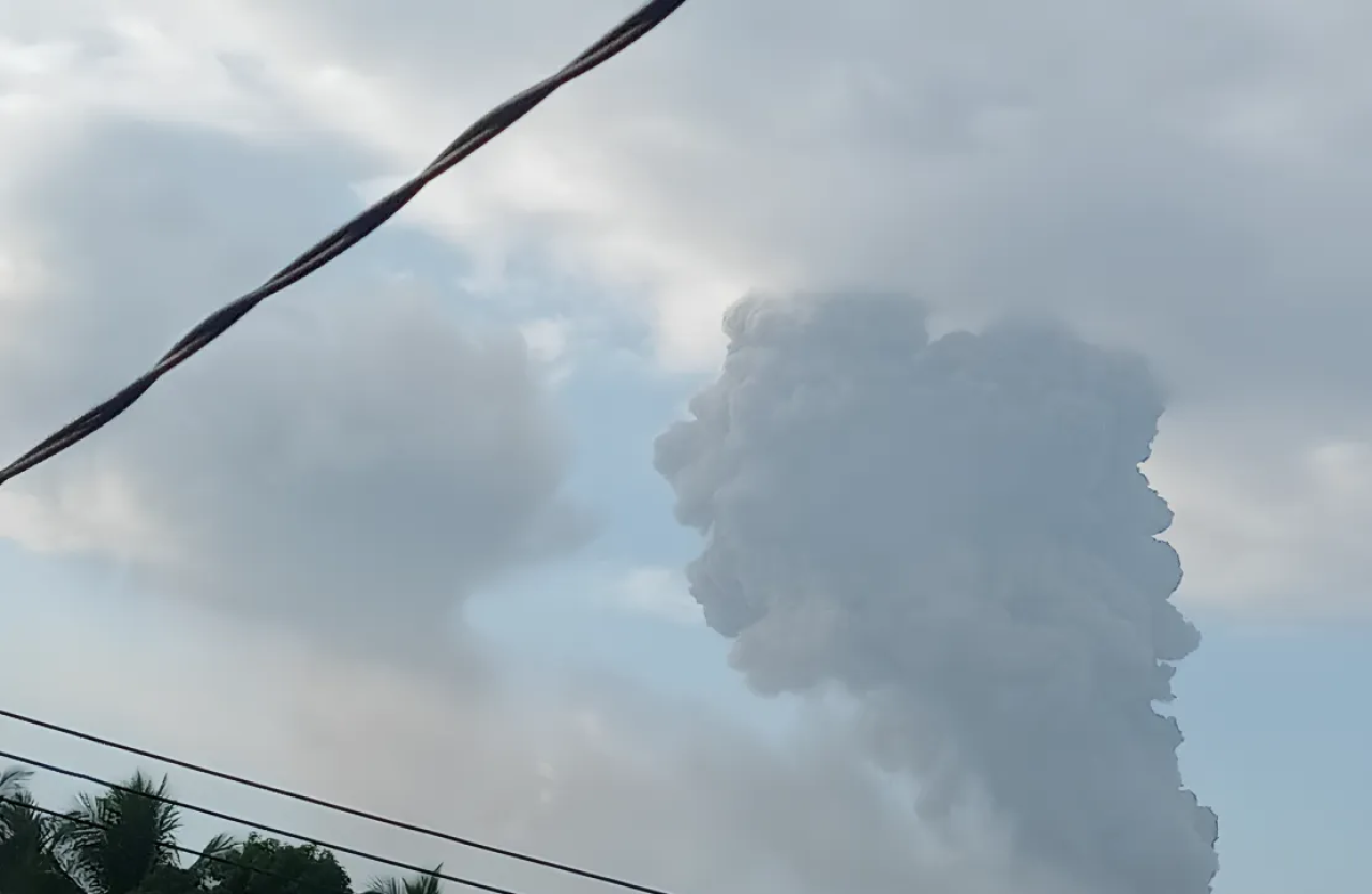 Semburkan Abu Vulkanik Setinggi 2.600 Meter, Gunung Dukono di Maluku Utara Meletus