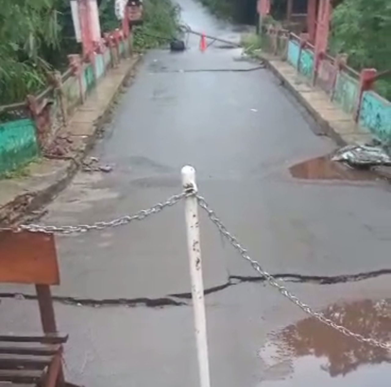 Jalan Amblas di Kabupaten Bogor (Foto: dd)