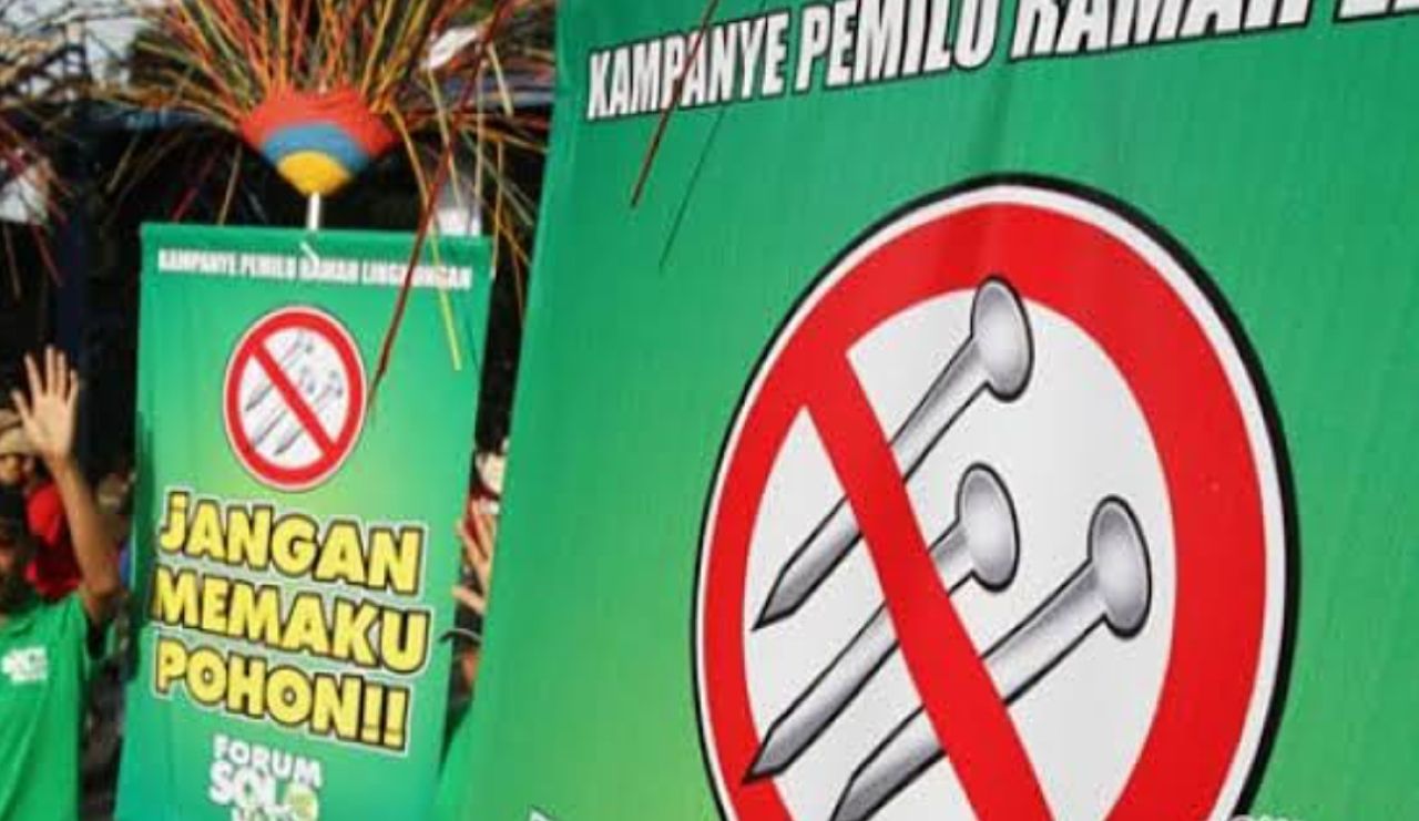 Marak Pemasangan Baliho Kampanye: Caleg Meringis Pohon Menangis