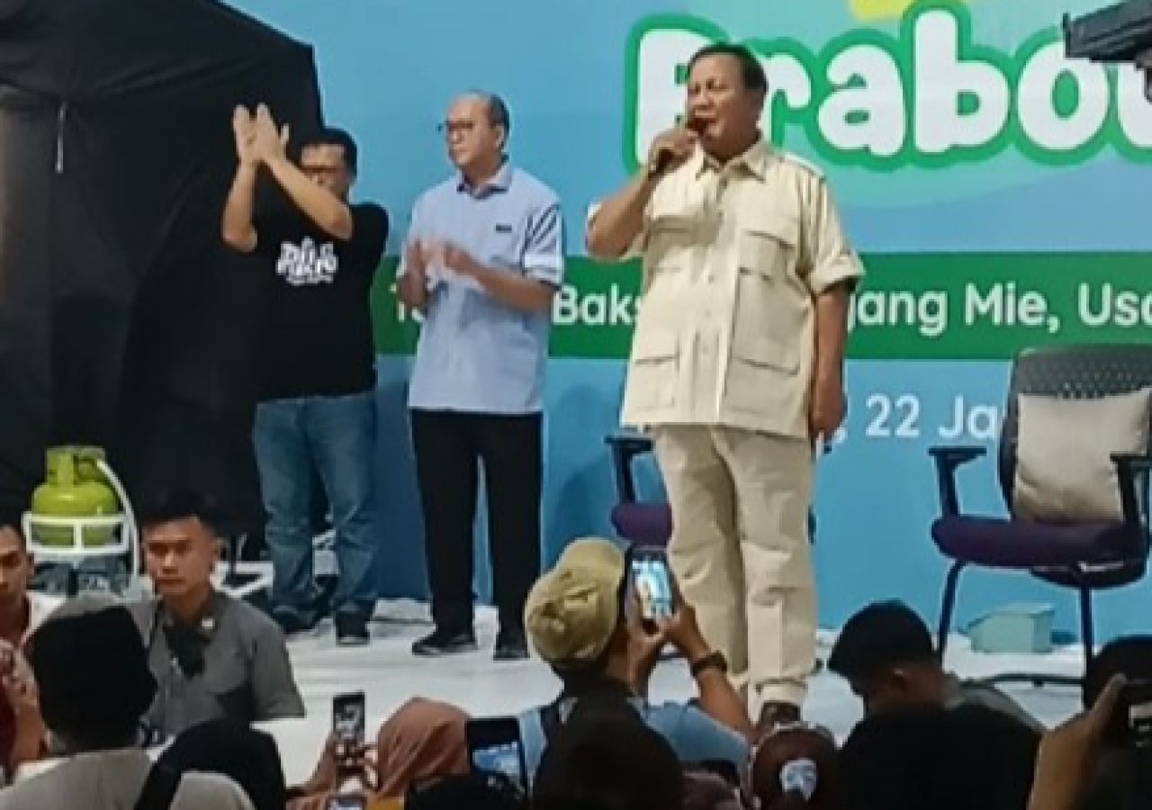 Prabowo saat menghadiri kampanye terbuka di acara Curcol Tukang Bakso Bersama Prabowo, di Bandar Djakarta, Summarecon, Senin (22/01/2024).