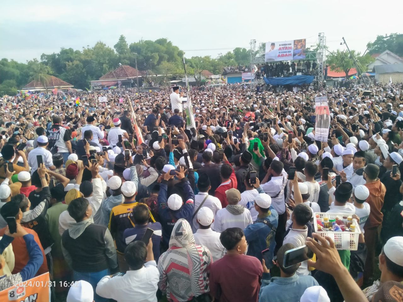 Puluhan Ribu Pendukung AMIN Banjiri Lapangan Garuda Desa Palengaan Laok Madura