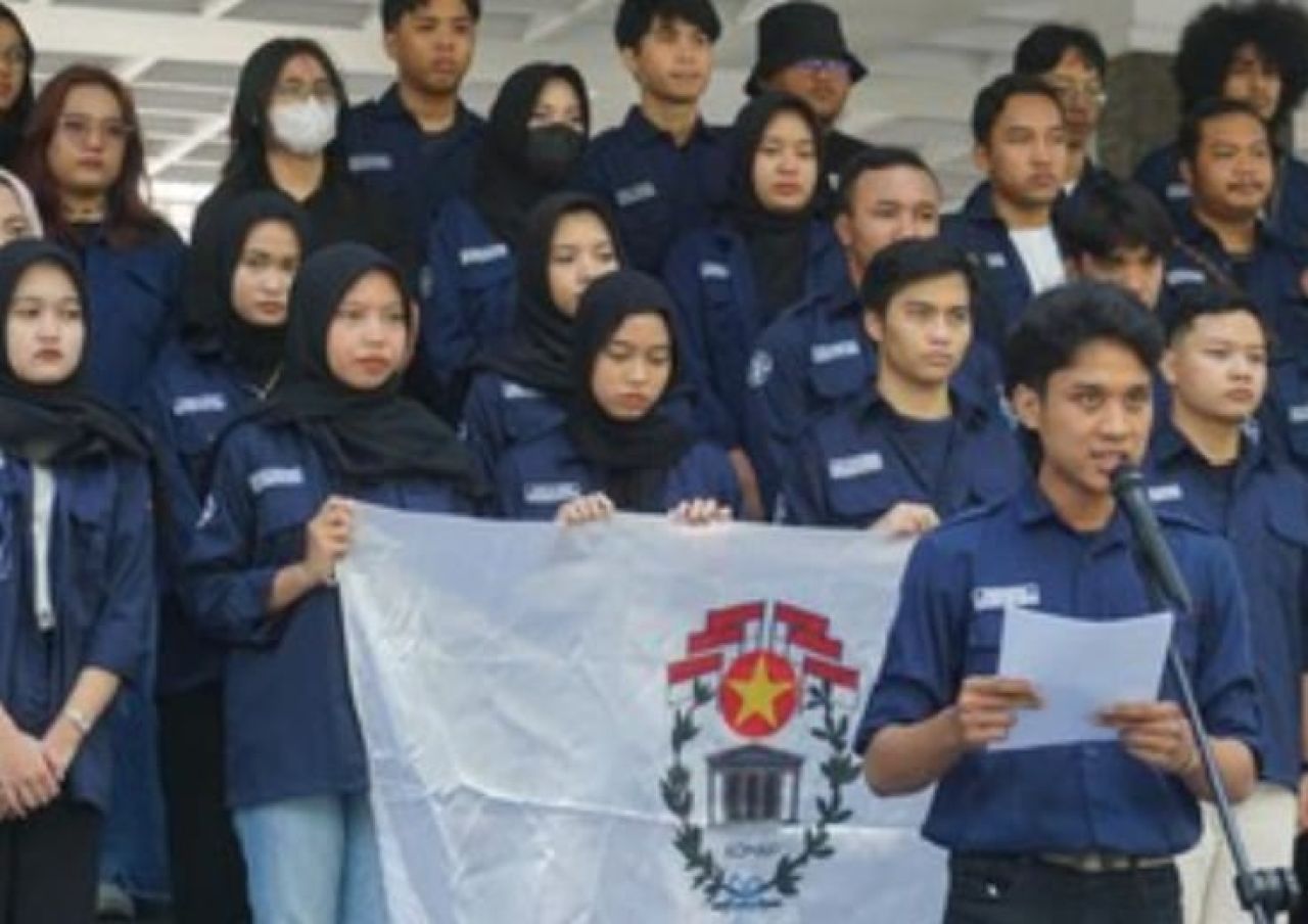 Sejumlah mahasiswa Fakultas Ilmu Sosial dan Politik Universitas Gadjah Mada (UGM) dalam pernyataan sikap yang dibacakan pada Senin (12/2/2024). 