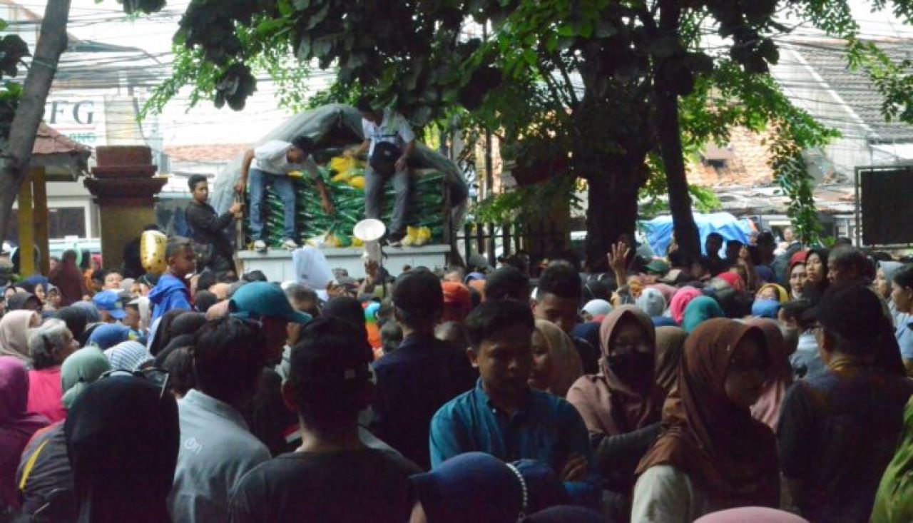Ribuan warga yang menggeruduk kantor Kecamatan hanya untuk mendapatkan beras murah.