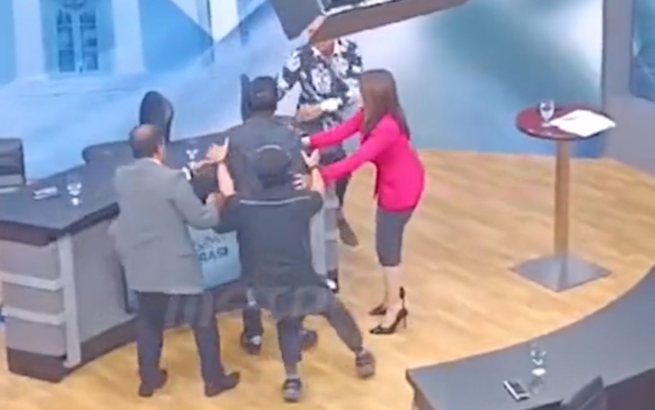 Insiden adu mulut nyaris adu jotos antara pendukung Prabowo dan Ganjar Pranowo dalam acara diskusi yang ditayangkan di stasiun televisi.