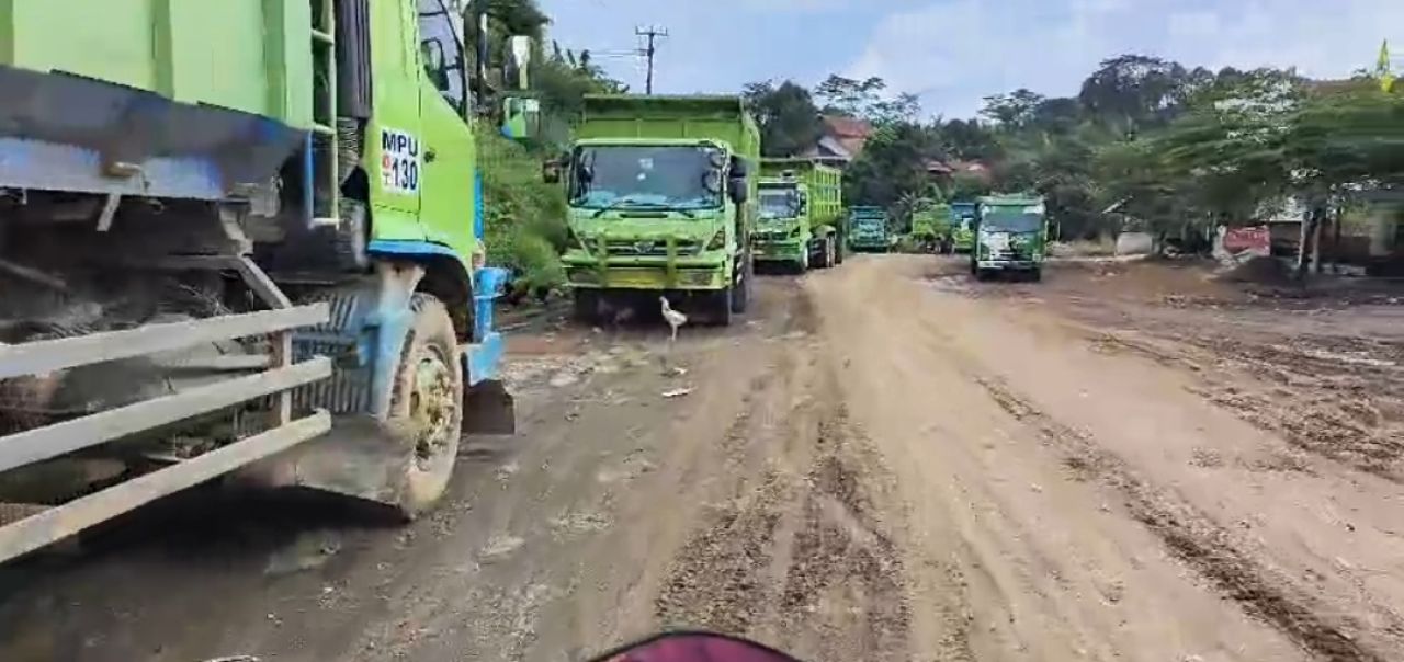 Kendaraan pengangkut tambang yang selama ini dikeluhkan warga.