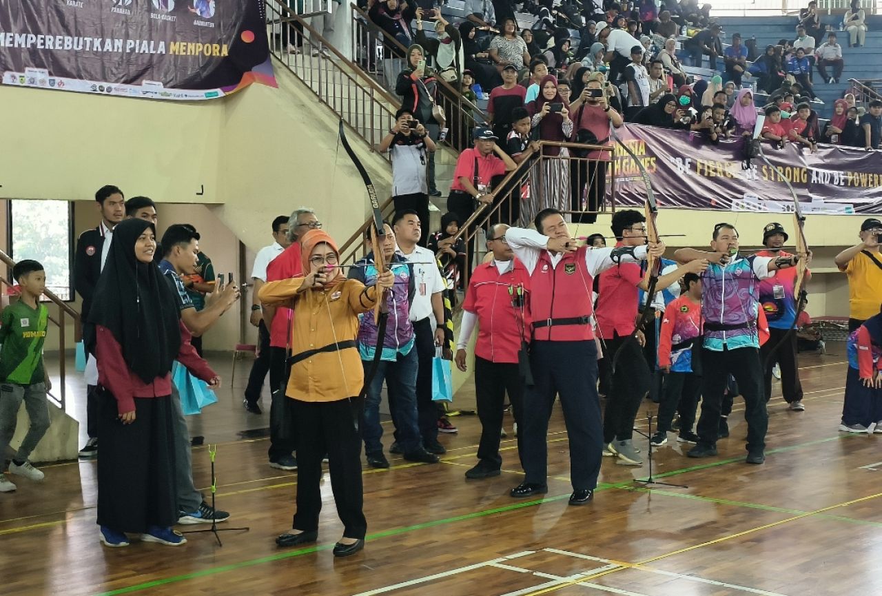 Indonesia Youth Games menggelar Kejuaraan Panahan Indoor Kategori Pelajar Tingkat Nasional. Kejuaraan yang memperebutkan Piala Menpora
