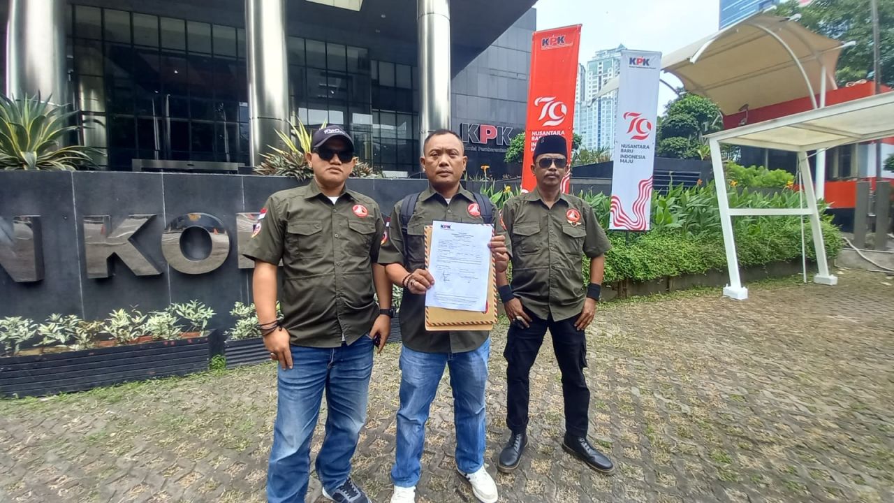 Mandor Baya saat menunjukan bukti surat tanda terima berkas (Foto: Hinews)