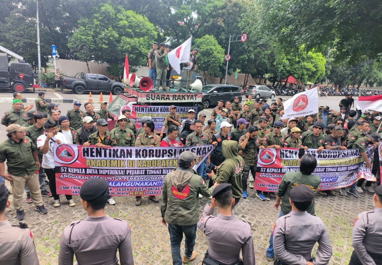 Ribuan massa LSM Tri Nusa saat melakukan aksi di depan gedung KPK