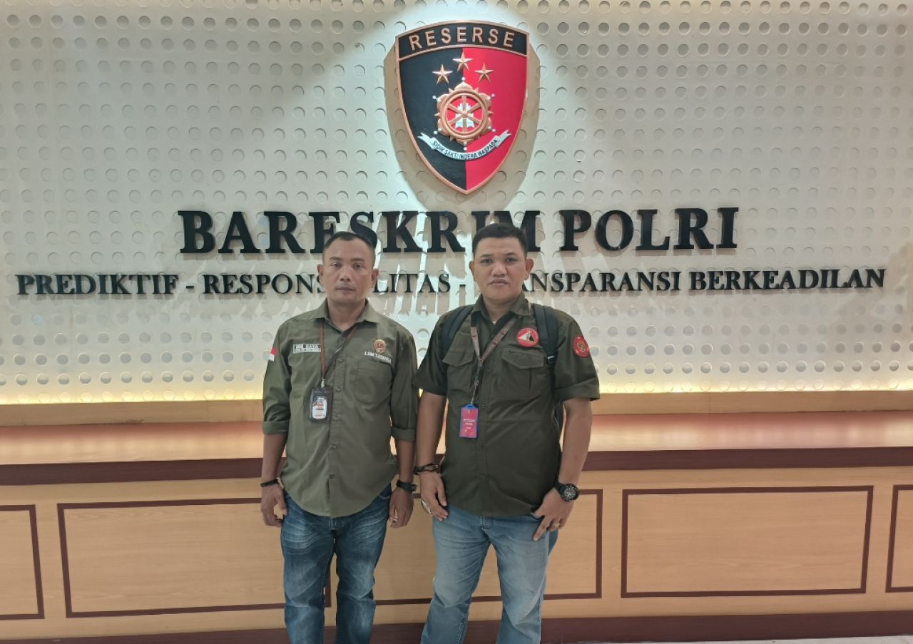 Ketua LSM Tri Nusa Bekasi Raya, Maksum Alfarizi alias Mandor Baya usai memenuhi panggilan Bareskrim Polri, Senin (18/11/2024) malam. Foto: AEP