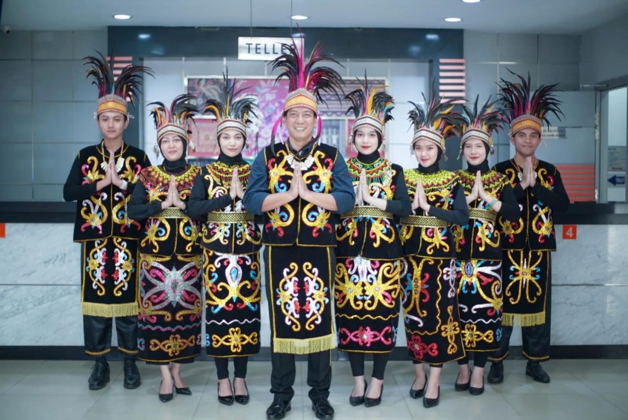 Senyum dan Semangat Insan BRI Mulyosari, Peringati Hari Kartini dalam Balutan Busana Khas Dayak