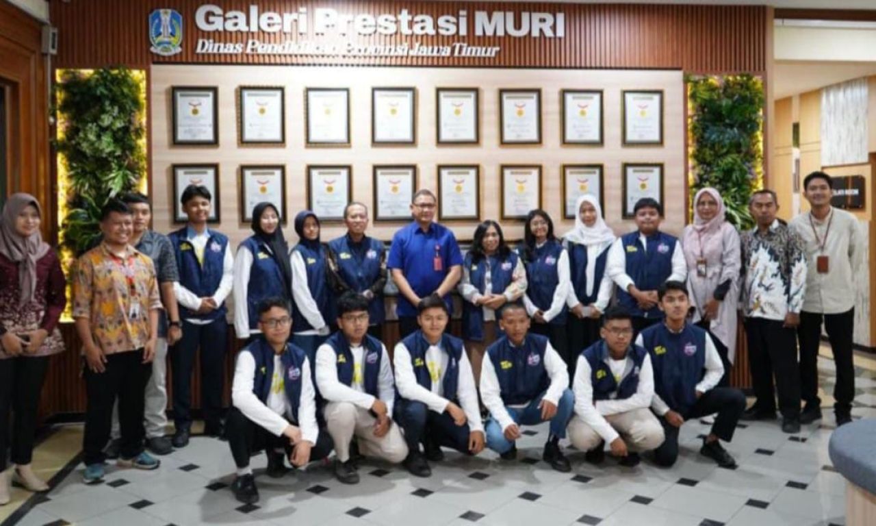 Kadindik Jatim Aries Agung Paewai Lepas Kontingen FIKSI 2025: Dorong Inovasi dan Kewirausahaan Siswa