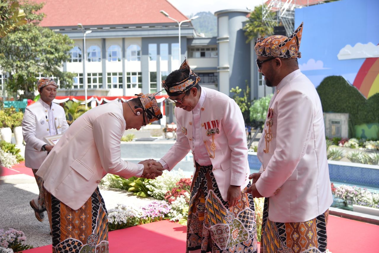 5. Wali Kota Batu Sematkan Lencana Kehormatan pada Aries Agung Paewai di HUT ke-24 Kota Batu