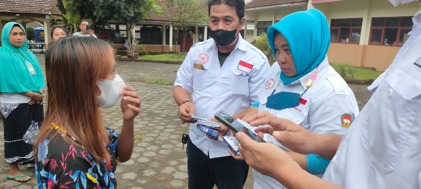Ketua DPD LPKAN Indonesia Arief Dwi Prasetya saat menyeraahkan donasi pada warga korban erupsi Gunung Semeru.