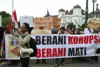 Aksi massa menuntut pelaku korupsi segera ditangkap. (Foto: Ist)