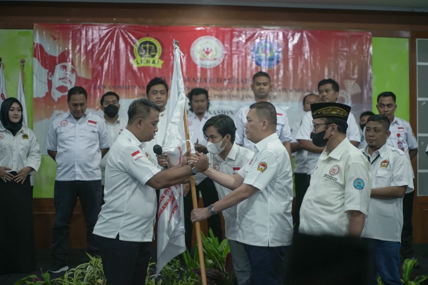 Ketua DPD LPKAN Jawa Timur Arif Dwi saat menerima estafet kepemimpinan ketua DPD LPKAN Jatim.