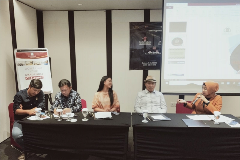 Lembaga Survei Etos Indonesia Institute saat menggelar rilis hasil survei Polda Sumatra Utara di jakarta, Selasa (21/6/2022)