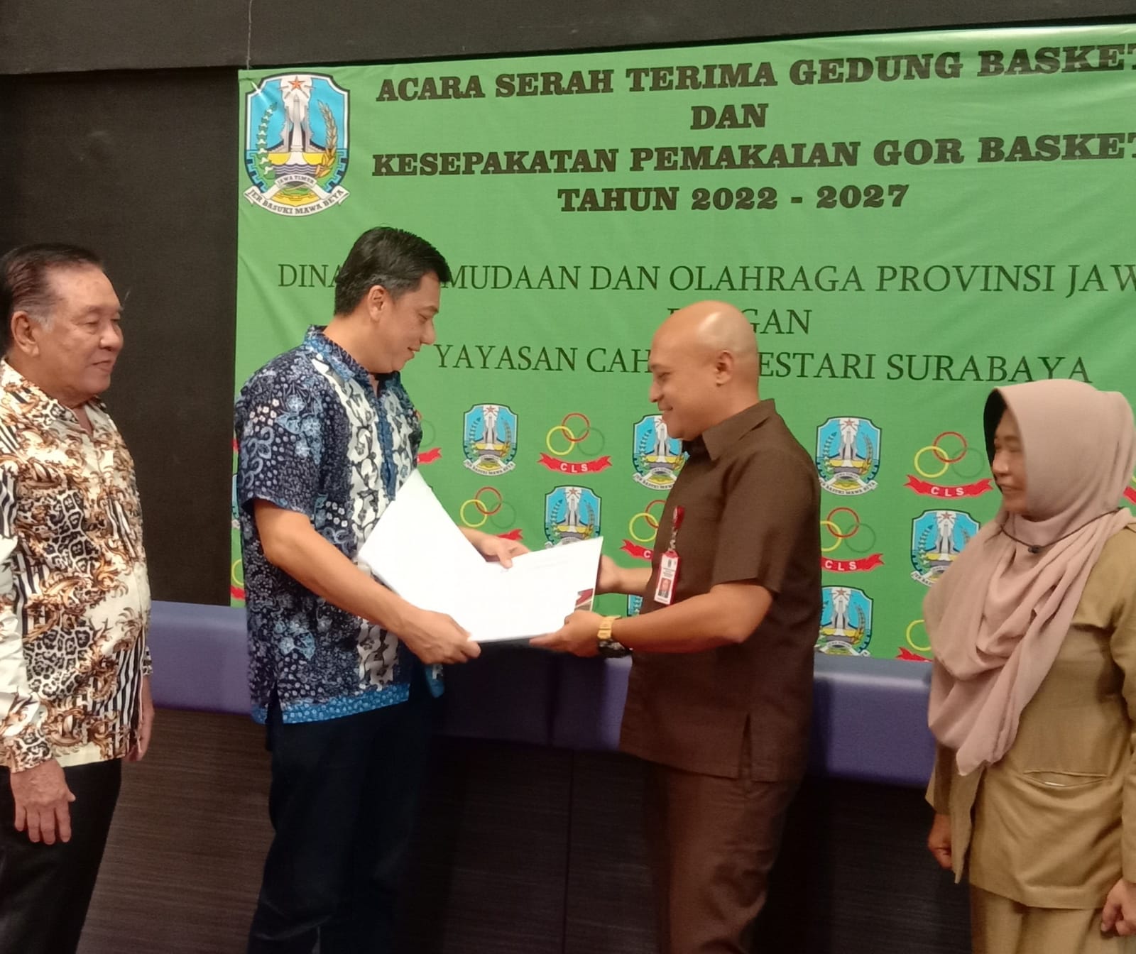 Capai Kesepakatan, Dispora Jatim bersama Yayasan CLS Lakukan Serah Terima Gor Basket
