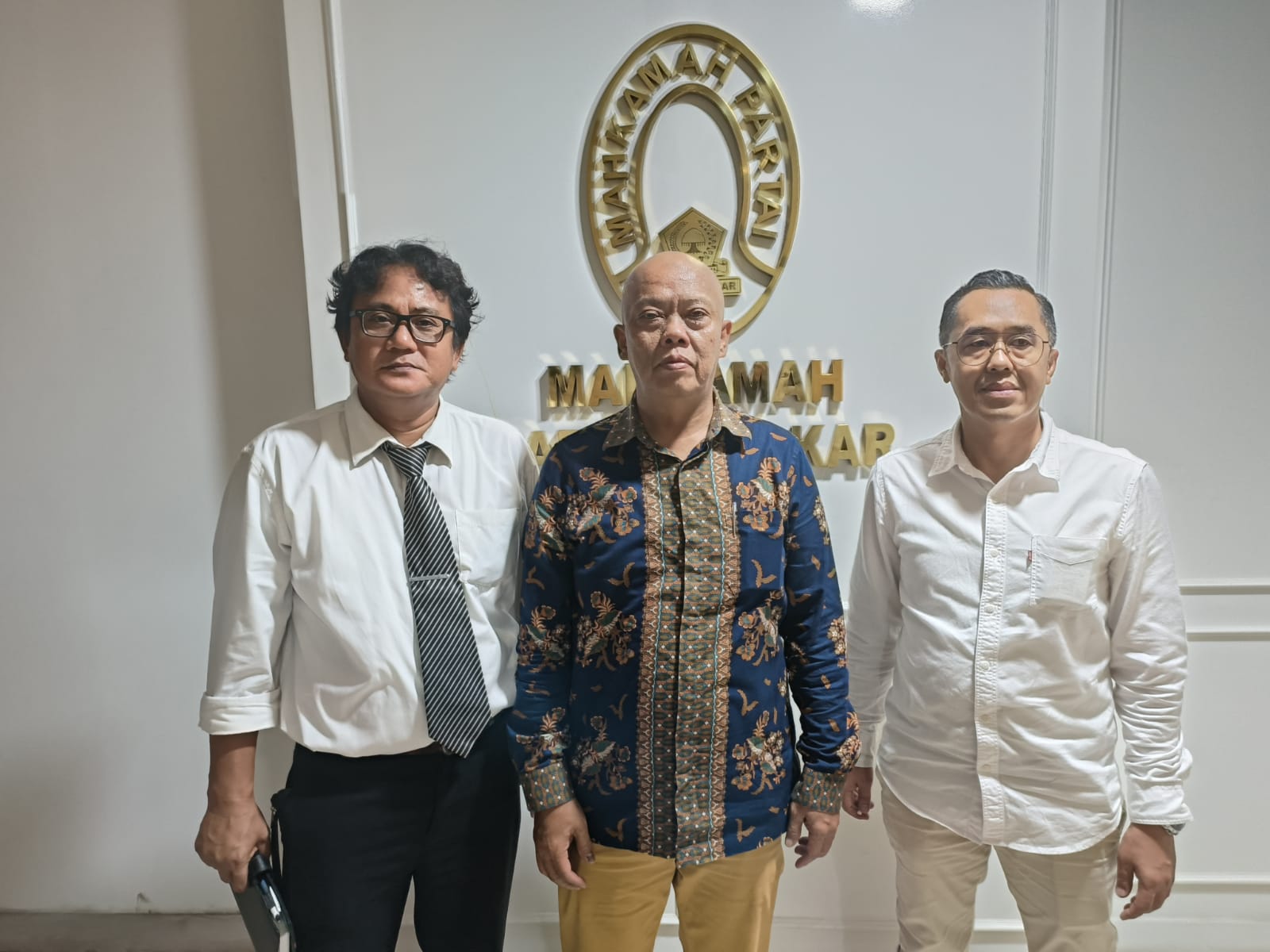 Wakil Ketua Badan Advokasi Hukum dan HAM DPD Golkar Jawa Barat, Sarjono, S.H, M.H (tengah)